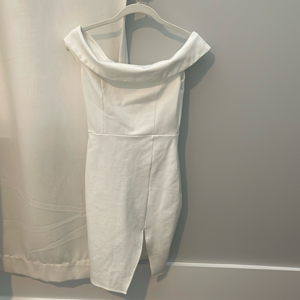 Lulu's White Off-shoulder Midi Dress. Size: XS.